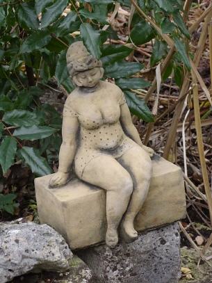 Skulptur Die badende Frau A sandfarben