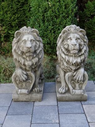 Löwenpaar mit Schild
