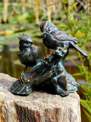 Vogelpaar auf Bronzeast