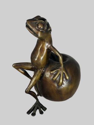 Frosch an Apfel lehnend Bronze